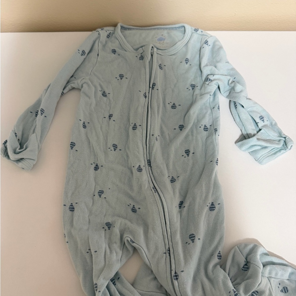 ❤️ BUNDLE 4/$20 Onesies Footies - Picture 2 of 3
